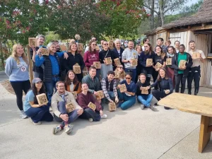 équipe posant avec leur mini hotel à osmies.