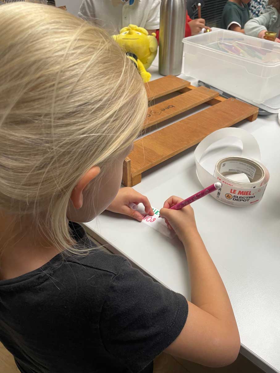 Personnalisation des étiquettes de pot de miel (atelier créatif)