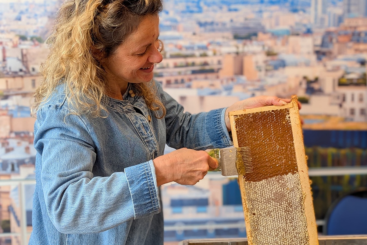 Équipe Beecity souriante, habillée en tenues décontractées, réunie en plein air dans une ambiance conviviale.